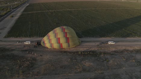 dron volando alrededor de un globo aerostático mientras se infla_01