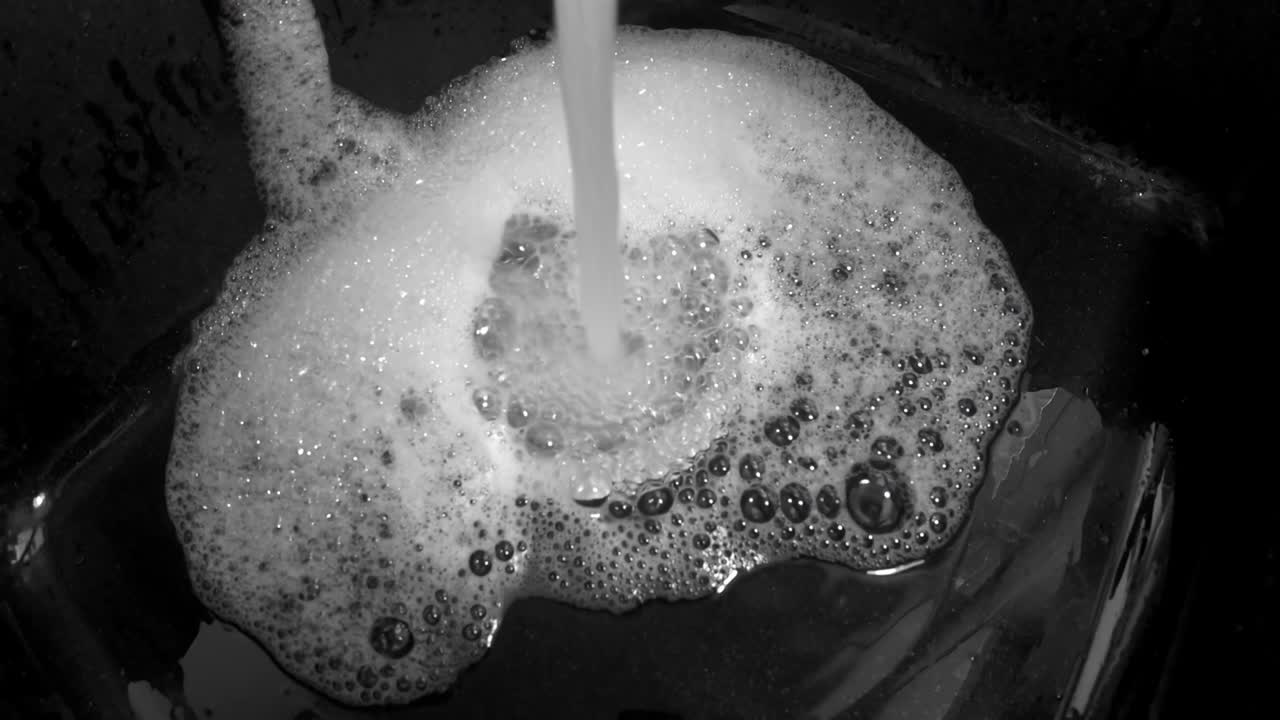 프에서 싱크대로 흐르는 물. 클로즈업