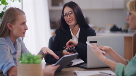 reunión de negocios con tres mujeres y contratistas