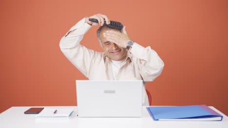 un hombre peinándose el cabello.