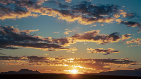 Lapso-De-Tiempo-Del-Atardecer-Sobre-El-Terreno-Accidentado-Del-Desierto-De-Mojave-Con-Las-Montañas-En-Silueta