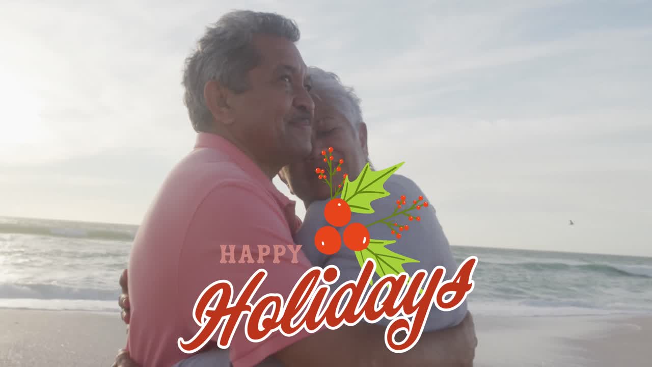 animación de texto de felices fiestas sobre una feliz pareja biracial se abraza en la playa en navidad.