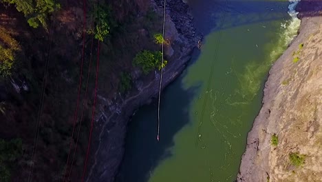 Unglaubliche-Drohnenantenne-Eines-Mannes-Bungee-Sprung-Von-Einer-Brücke-In-Sambia-Simbawbwe-Afrika