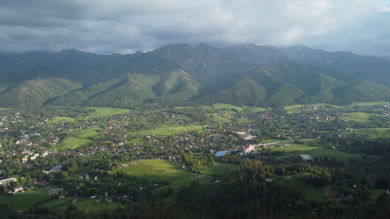 vista del valle desde gubałówka - sobrevuelo del paisaje de las montañas tatry polacas cubiertas de nieve, tierras de cultivo, bosques y el legendario pico giewont cerca de zakopane, polonia - 4k 30fps seguimiento suave hacia adelante-6