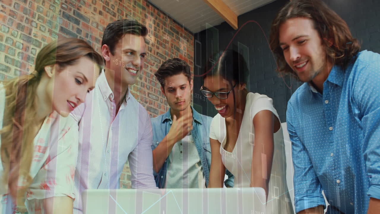 사무실에서 다양한 사업가들에 대한 금융 데이터 처리의 활성화