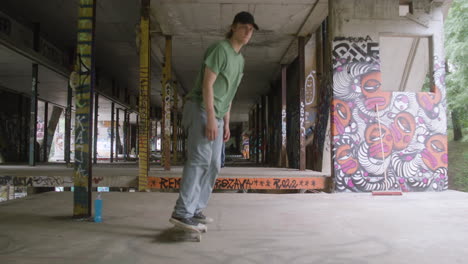 Kaukasische-Jungen,-Die-In-Einem-Zerstörten-Gebäude-Skateboard-Fahren.