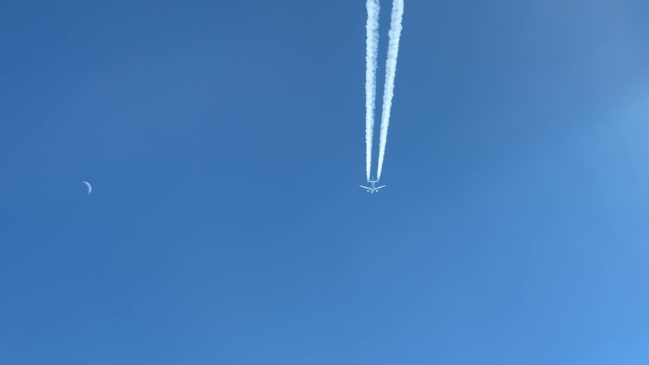 12000미터에서 찍은 높이에서 약해지는 달과 같은 경로로 2000피트 상공을 비행하는 에어버스 제트기의 여파에 대한 멋지고 독특한 조종사의 관점