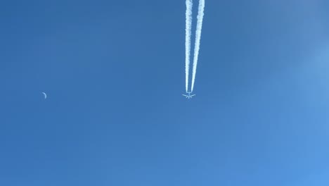 Impresionante-Y-único-Punto-De-Vista-Del-Piloto-De-La-Estela-Del-Jet-De-Airbus-Volando-A-2000-Pies-De-Altura-En-La-Misma-Ruta-Con-Una-Luna-Menguante-En-Lo-Alto,-Tomada-A-12000-Metros