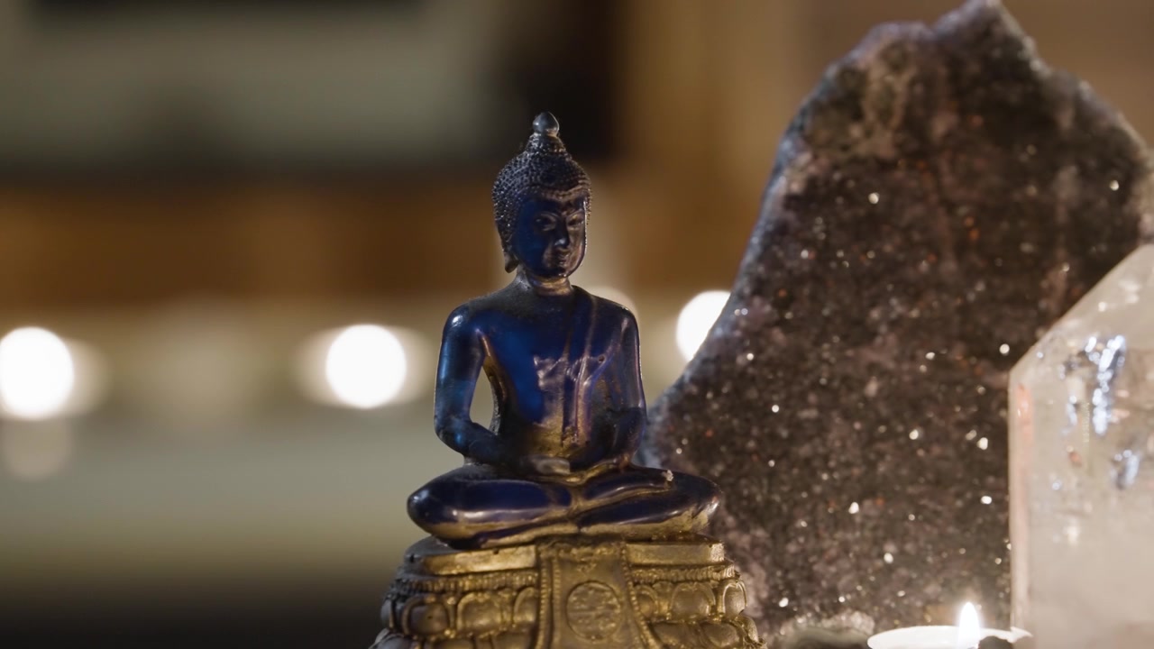 Toma con dolly a una estatua de Buda en un altar de cristal 50P.