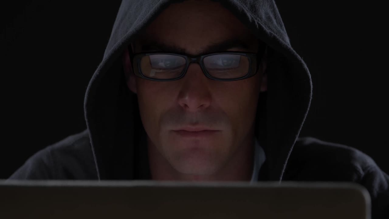 hombre que trabaja en el equipo