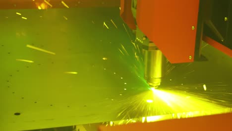 corte con láser y gas de metal, tecnología industrial moderna.