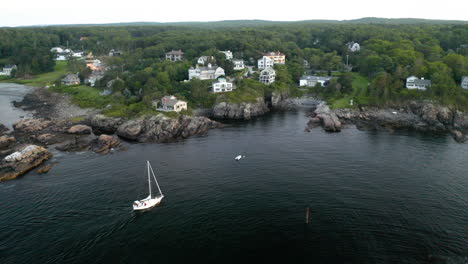 Velero-Entrando-En-Perkins-Cove-Al-Atardecer-En-Ogunquit,-Maine