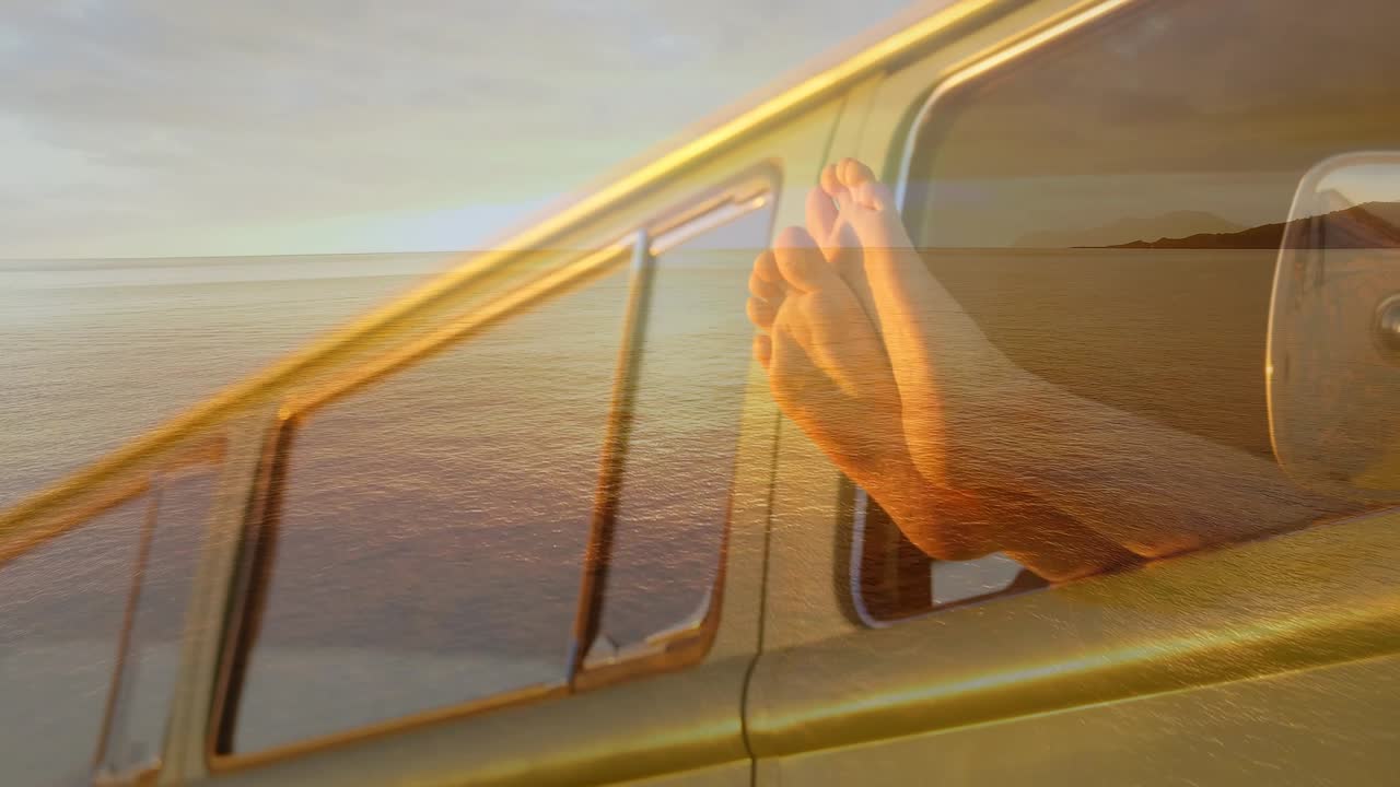 Donna adulta apre il finestrino, sporge i piedi da un furgone dorato, con una sovrapposizione dell'oceano che evoca il viaggio.
