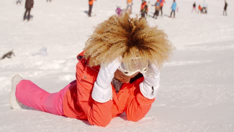 Attraktive-Junge-Frau-Entspannt-In-Der-Wintersonne