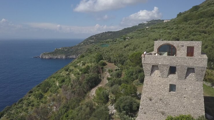 Uomo ammira vista panoramica dalla torre turistica Torre