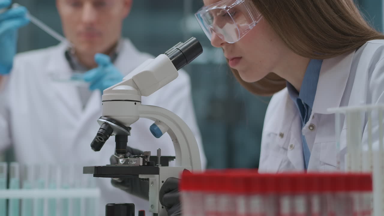 um grupo de profissionais de saúde trabalhando no desenvolvimento de cura e vacina contra o coronavírus em um laboratório médico. homem e mulher estão explorando vírus e bactérias.