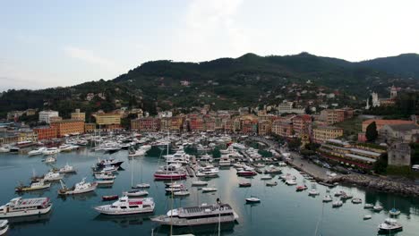 Wohlhabender-Lebensstil,-Boote-Und-Superyachten,-Hafen-Von-Santa-Margherita-Ligure