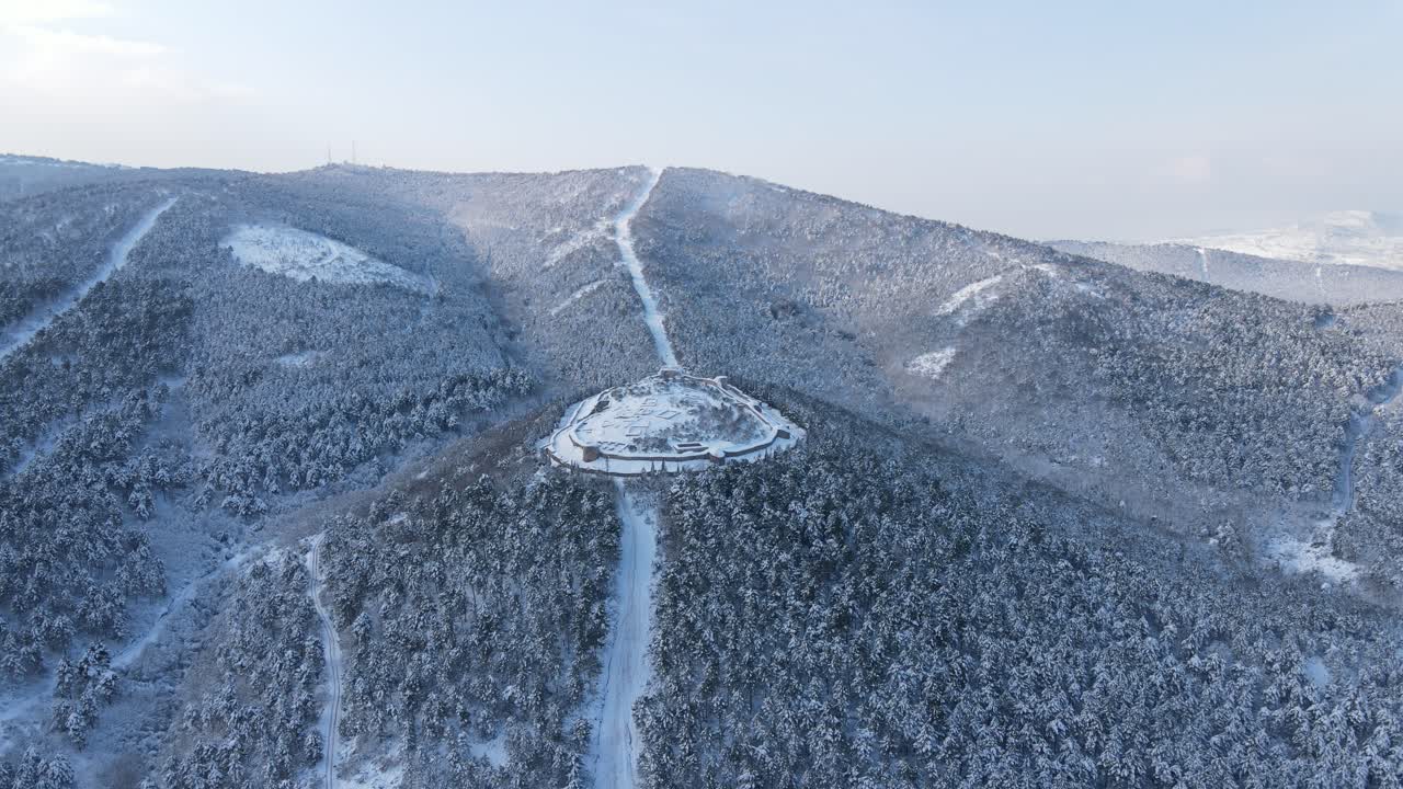 역사적인 도시 성 덮여 눈