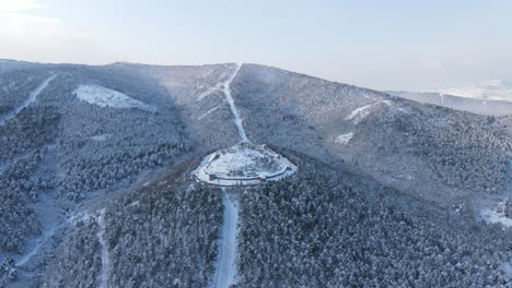 ciudad histórica castillo cubierto de nieve