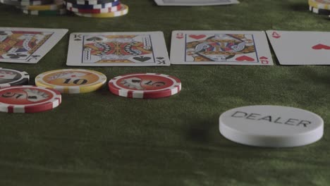 mientras juega al póquer en una vista más cercana, alguien deja caer dos cartas as
