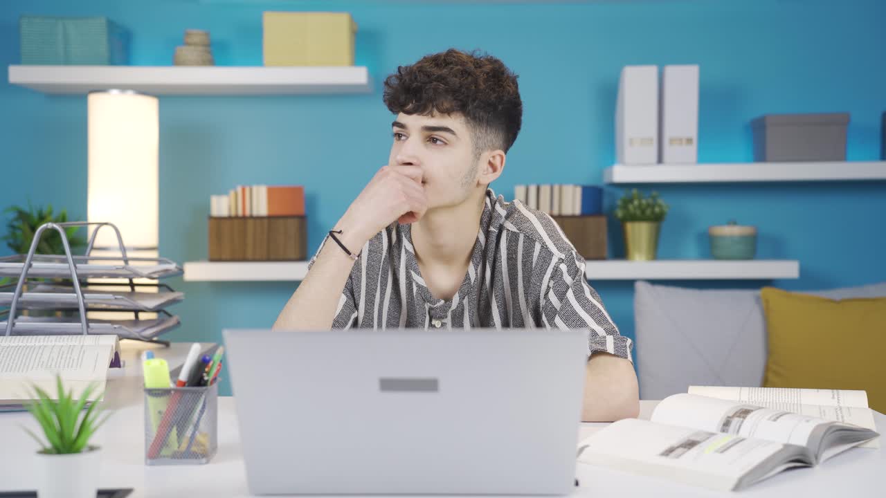 estudiante reflexivo mientras estudia.