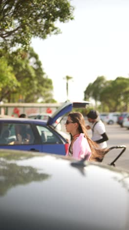 mujer caminando por una calle de la ciudad