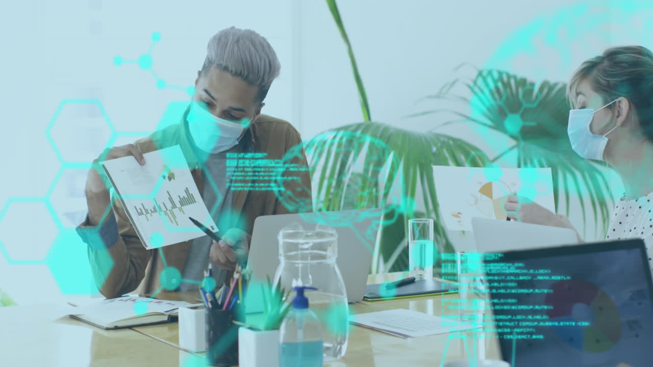 사무실에서 마스크를 쓰고 있는 동료들과 함께 통계를 보여주는 디지털 인터페이스의 애니메이션