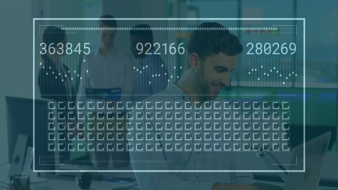 animación de la interfaz con procesamiento de datos sobre hombre caucásico usando portátil y sonriendo en la oficina