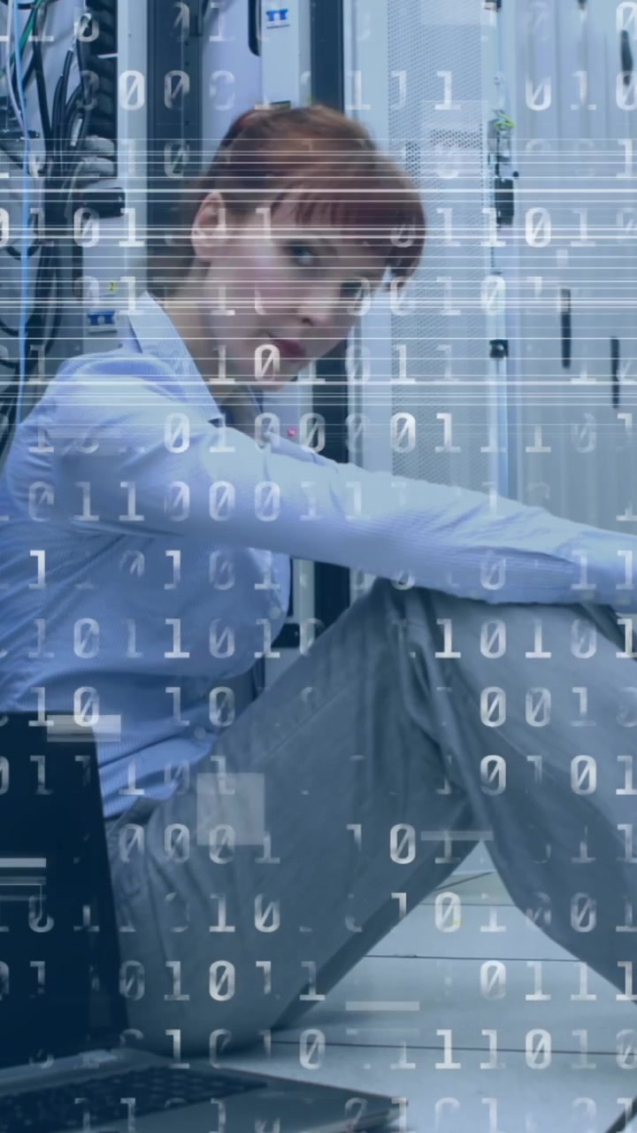Animation von Interferenzen und Binärcode über einer kaukasischen Frau in einem Serverraum