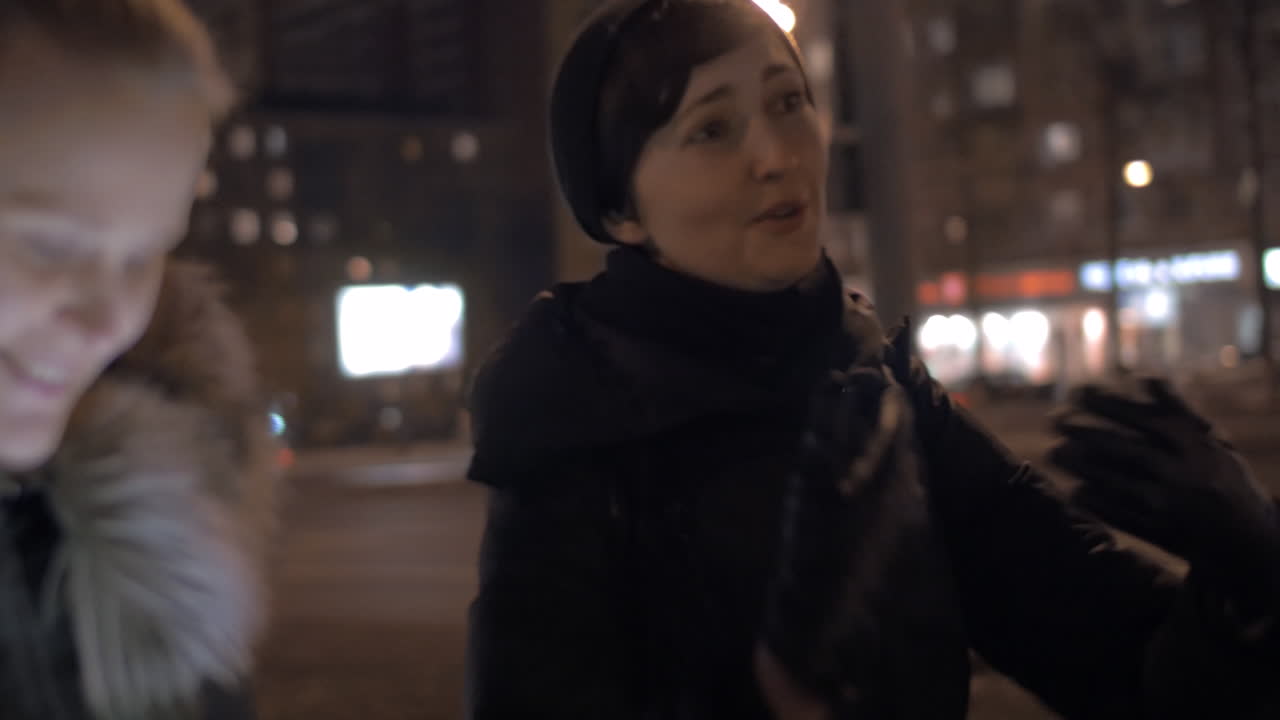 caminhada à noite e falar de dois amigos