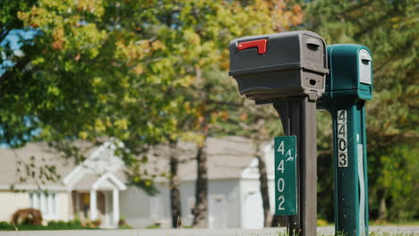 típicos buzones suburbanos de estados unidos