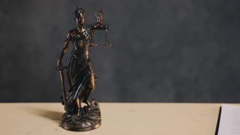 Hintergrund-Des-Rechts--Und-Gerechtigkeitskonzepts-Mit-Kopierraum-Und-Waagestatue-Der-Justitia