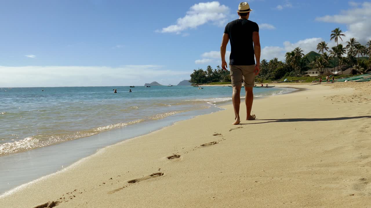 hombre caminando por una playa tropical