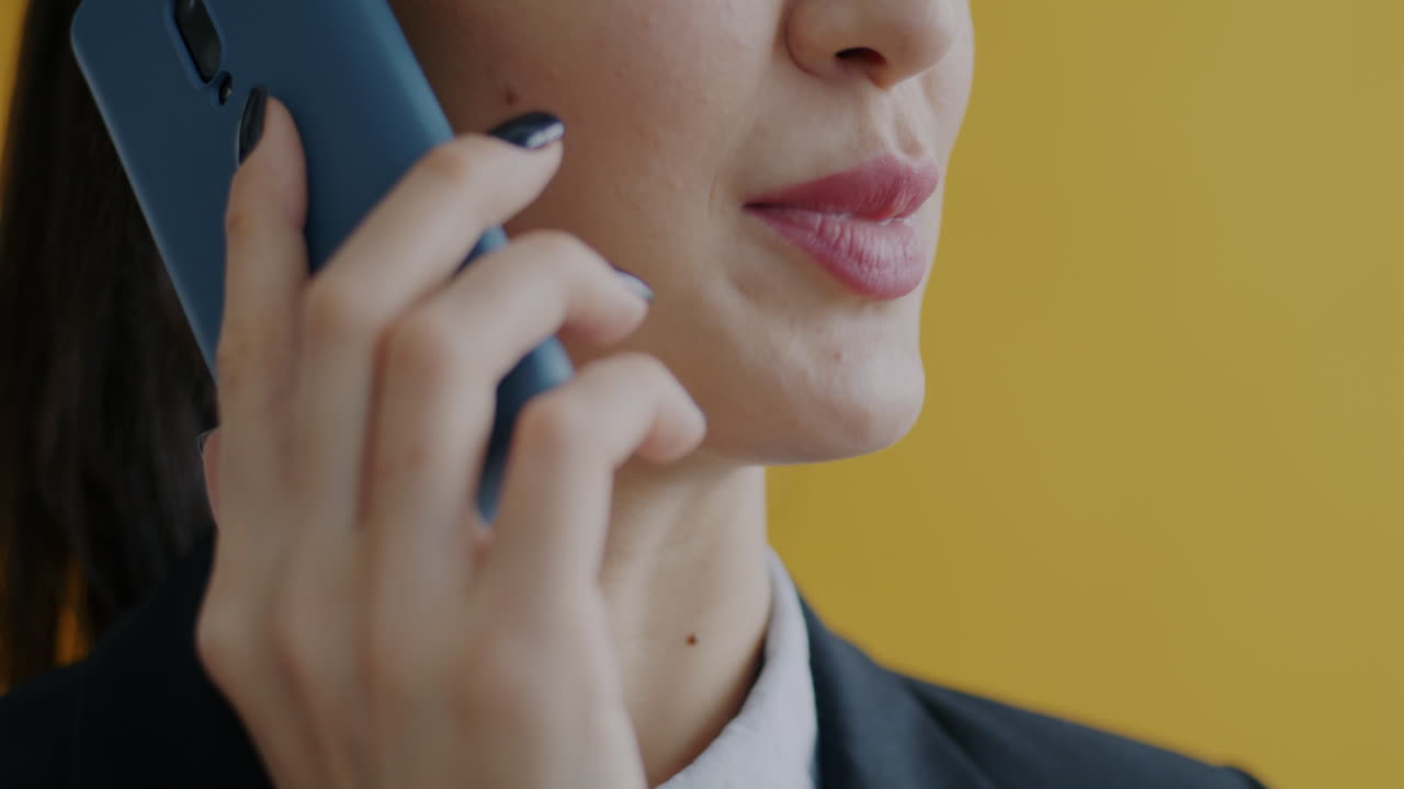 mujer hablando por teléfono