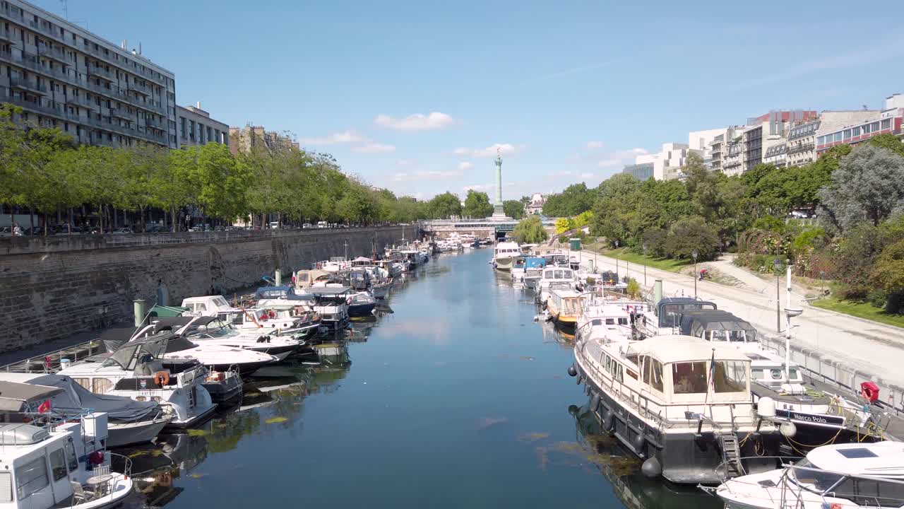 파리의 세인트 마틴 운하의 뒷면