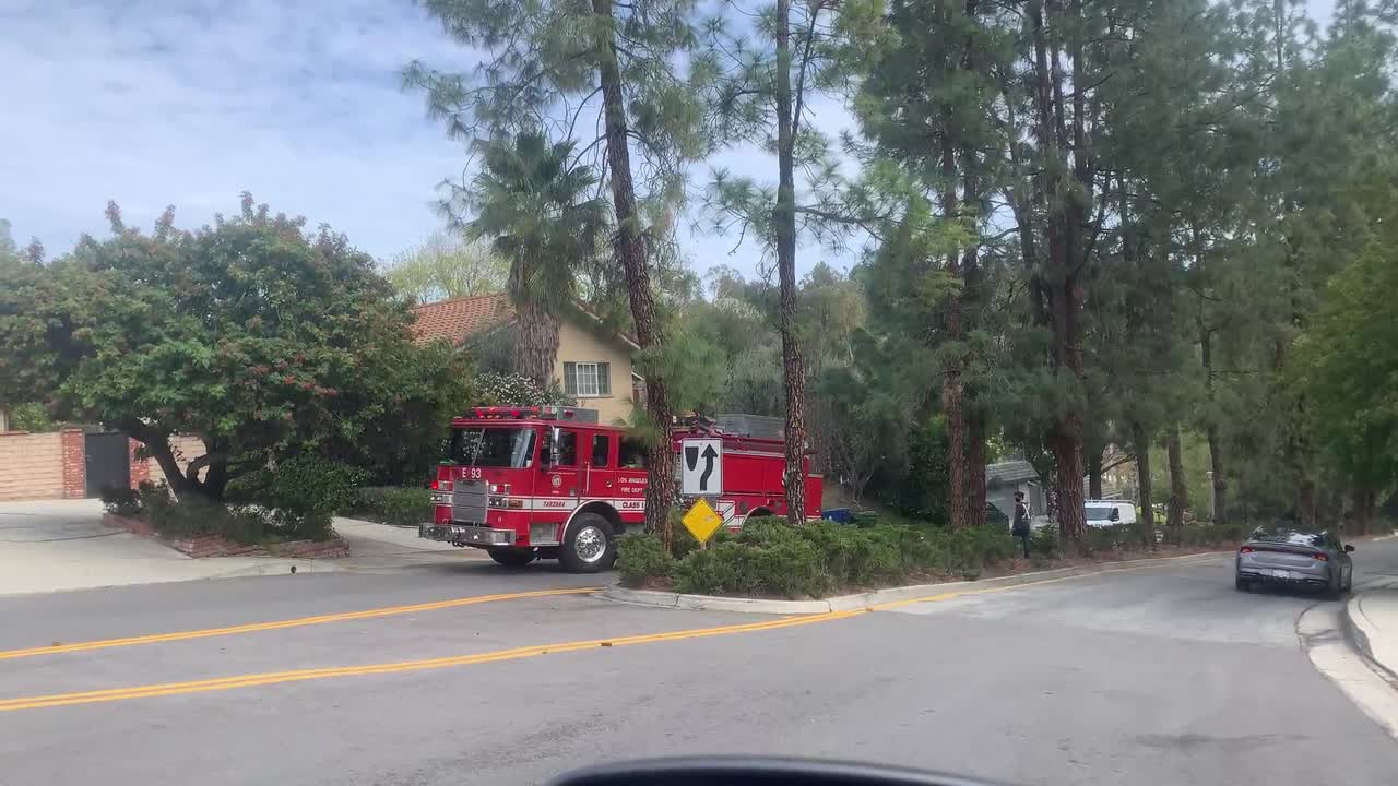 el camión de bomberos estadounidense llega para combatir el incendio