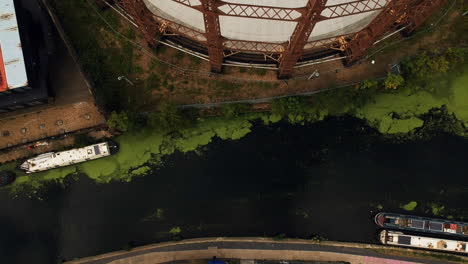 Regents-Canal-En-El-Este-De-Londres-Con-Los-Barcos-Del-Canal-Y-El-Antiguo-Bethnal-Green-Victorian-Gas-Holder