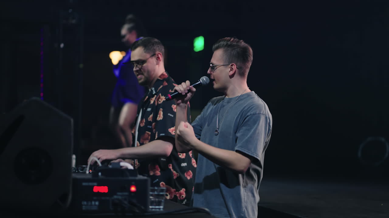 djs actuando en un festival de música