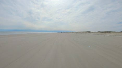 Punto-De-Vista-Mientras-Se-Conduce-En-Una-Playa-Casi-Desierta-En-La-Isla-Barrera-De-La-Costa-Del-Golfo-En-Un-Día-Nublado---Isla-Del-Padre-Norte,-Texas