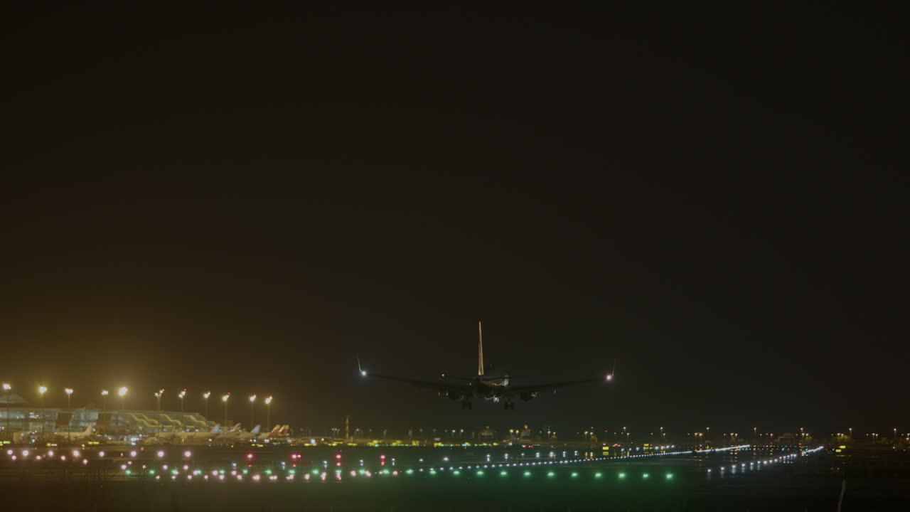 aterrizaje nocturno en el aeropuerto