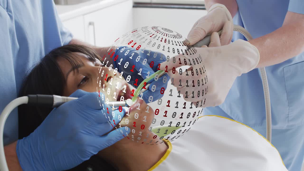 Assistente posicionando o sugador enquanto o dentista examina com a varinha, formando um mapeamento em forma de esfera rotativa do arco dental