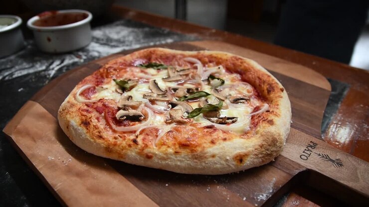 Pizza fatta in casa con pasta madre appena sfornata, con una crosta bellissima.