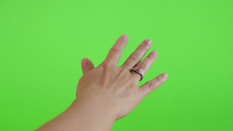anillo de plata con piedra roja en la mano de la mujer frente a la pantalla verde 4k 2160p imágenes ultrahd - pantalla verde chroma clave de fondo anillo de plata presentando video 4k 3840x2160 uhd