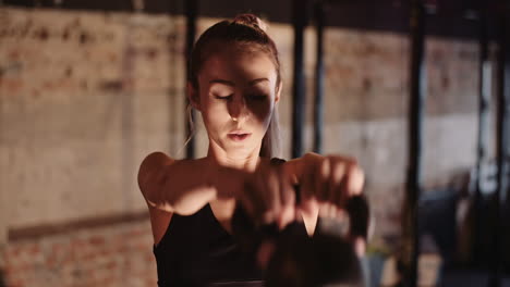 Zeitlupe-Einer-Entschlossenen-Jungen-Sportlerin,-Die-Mit-Kettlebell-Trainiert