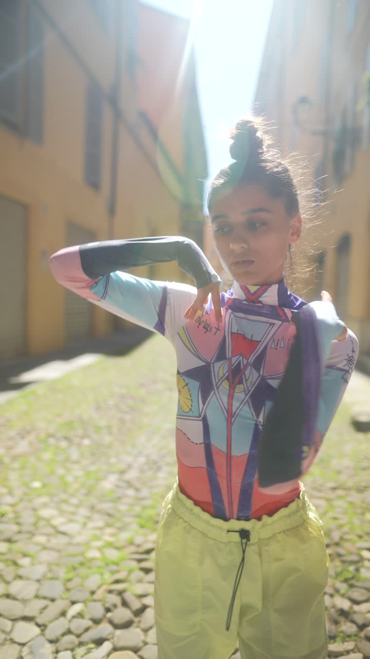 mujer elegante posando en ropa de calle colorida