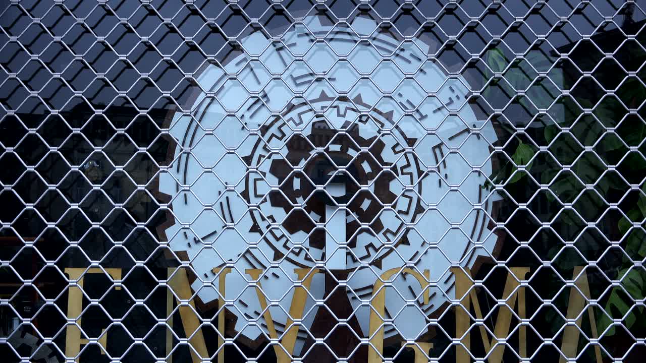 가게 창문 에 있는 밀 의 형태 의 회전 바