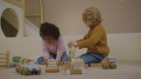 niños jugando con juguetes