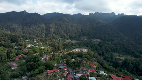 Rückwärts-Drohnenaufnahme-Der-Stadt-Mineral-Del-Chico-In-Hidalgo,-Mexiko-Während-Des-Sturms