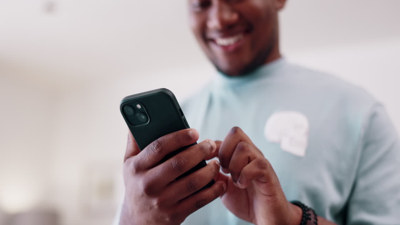 telefono, digitazione e le mani dell'uomo in casa eccitato