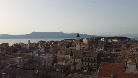 puesta de sol sobre el horizonte de la ciudad de corfú en la isla de corfú, grecia, imágenes de drones